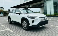 Cận cảnh Toyota Corolla Cross 2024 mới ra mắt Việt Nam tại đại lý