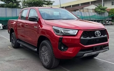 Xem hình ảnh thực tế của xe bán tải Toyota Hilux 2024 mới về đại lý Việt Nam