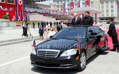 Xe siêu sang Mercedes-Benz S600 Pullman mui trần của ông Kim Jong Un khiến truyền thông quốc tế choáng