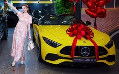 Mercedes-AMG SL43 hơn 7 tỷ đồng của diễn viên Chi Bảo mua tặng bà xã kém 16 tuổi có gì hot?