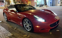 Bắt gặp siêu xe mui trần Ferrari California hiếm hoi còn xót lại trên đường phố Tp.HCM