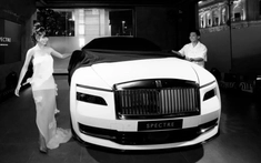 Cận cảnh Rolls-Royce Spectre của Minh "Nhựa" mới mua: Hơn 25 tỷ đồng cho đam mê xe điện, logo phát sáng