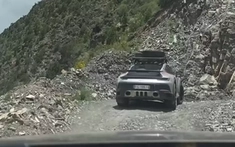 Video: Đại gia Hải Phòng lại thử thách tài off-road của xe Porsche 911 Dakar trên đường núi ở Trung Quốc