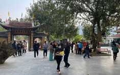 Nhộn nhịp du khách lễ đầu xuân tại Đền Bảo Hà