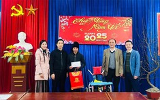 Tặng xe lăn chuyên dụng cho trẻ em bại não tại xã Nậm Lúc