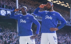 Bruno Fernandes ghi bàn từ cú sút phạt, MU cứu vãn trận hòa kịch tính trước Everton