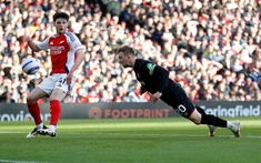 Thẻ đỏ tai hại, Arsenal thất bại cay đắng trước West Ham
