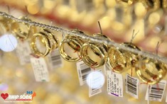Giá vàng hôm nay 4/2 biến động mạnh đồng loạt tăng