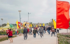 Thị trấn biên giới Lao Bảo hút khách đầu năm nhờ linh vật rắn và ẩm thực Việt - Lào