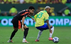 Vinicius lập công phút bù giờ, Brazil giành chiến thắng kịch tính trước Colombia