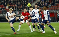 Tottenham thất bại ê chề trước AZ Alkmaar tại Cúp C2: Pha phản lưới nhà tai hại