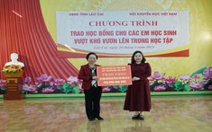 Lào Cai: 200 học sinh nghèo hiếu học được trao học bổng khuyến học