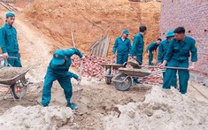 Lực lượng dân quân xã Cốc Mỳ tích cực hỗ trợ người dân xóa nhà tạm, nhà dột nát