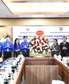 Tọa đàm và trao tặng Kỷ niệm chương “Vì sự nghiệp giáo dục” cho 11 cán bộ Đoàn
