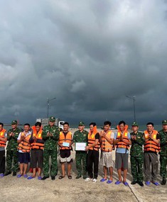 Bộ đội Biên phòng Đảo Trần tổ chức chia tay 10 ngư dân gặp nạn do chìm tàu trên biển