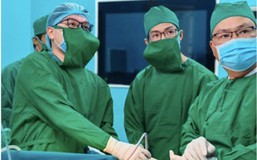 Các bác sĩ Bệnh viện Bình Dân phẫu thuật cấp cứu thành công cho học sinh 15 tuổi bị thủng ổ loét dạ dày tại Côn Đảo