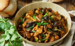 Thịt ba chỉ nấu thế này ngon tuyệt hảo, nước dùng sóng sánh rưới lên cơm nóng ăn "bao phê"