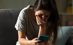Bạn thân nhờ trông hộ điện thoại, tôi tò mò mở thử và ước mình chưa từng nhập 6 số ấy