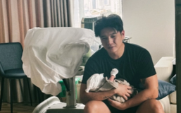 Chỉ vài ngày sau khi đón con gái đầu lòng, Huy Trần đã lộ khoảnh khắc “ông bố bỉm” chính hiệu: Bơ phờ, thiếu ngủ nhưng vẫn ôm con ân cần