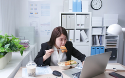 Dân văn phòng: Nỗi đau ăn uống không khoa học gây hại cho dạ dày