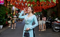 Hoa hậu Phan Hoàng Thu khoe dáng với áo dài trên phố Hà Nội
