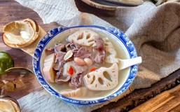 Khi nấu canh củ sen, 99% mọi người sai lầm vì thao tác này: Sửa ngay để món canh ngọt ngon mà không bị thâm đen
