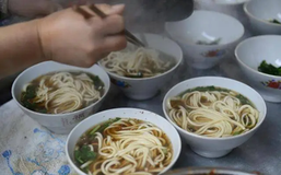 Vì sao bữa sáng không nên ăn mì? Không chỉ mì, 3 loại thực phẩm này cũng cần tránh xa