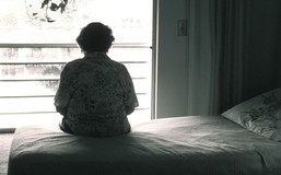Mẹ làm 3 công việc nuôi con du học 8 năm, con gái về nước thẳng tiến nhà bạn trai, mẩu giấy trong vali xé toạc nỗi đau tình thân