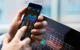 Lãi suất thấp tiếp sức thị trường, VN-Index vượt đỉnh lịch sử: Cơ hội nào cho nhà đầu tư?