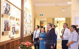 Tổng Bí thư Tô Lâm dâng hương tưởng niệm Chủ tịch Hồ Chí Minh tại Di tích Nhà số 48 Hàng Ngang, Hà Nội