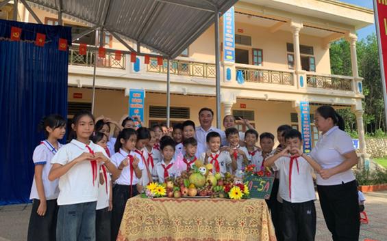 Vui trung thu với các em học sinh vùng cao đặc biệt khó khăn