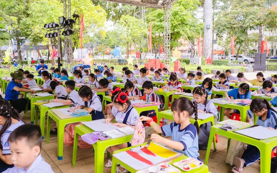 Sắc màu “ánh trăng hòa bình” rực rỡ trong chung kết liên hoan vẽ tranh thiếu nhi