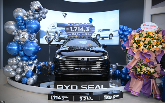 Seal 5 tạo 'cơn sốt' khi ra mắt tại BYD Vĩnh Phúc: Khách tấp nập xem xe, trải nghiệm hệ sinh thái dịch vụ toàn diện từ đại lý