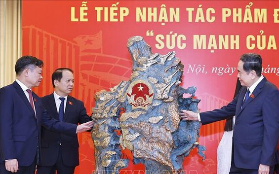 Chủ tịch Quốc hội dự Lễ tiếp nhận tác phẩm điêu khắc ánh sáng 'Sức mạnh của lòng dân'