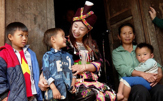 ‘Cô Pay bản Mông’ và câu chuyện giáo viên cắm bản