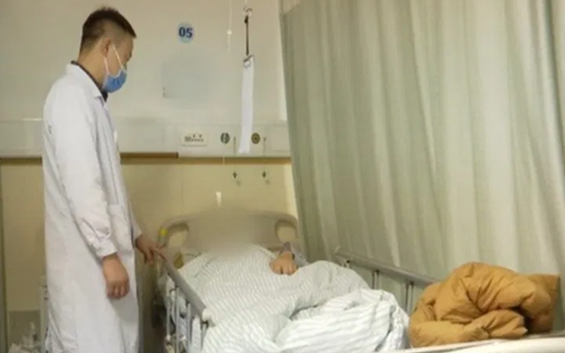 Chàng trai 20 tuổi bị thủng hơn 10 lỗ ở phổi sau khi nặn mụn!