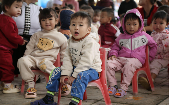 "Ngọn lửa ấm" giữa rừng sâu: "Hôm nay cô trò mình được ăn bữa ăn của người giàu"