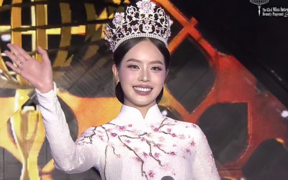 Hoa hậu Thanh Thủy khép lại nhiệm kỳ, final walk cùng tà áo dài Việt Nam tại Miss International