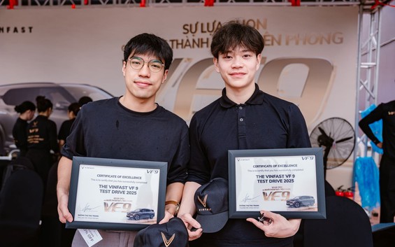 Khách Hà Nội đội mưa lái thử VF 9: SUV điện VinFast chứng minh đẳng cấp từ trải nghiệm đến chi phí