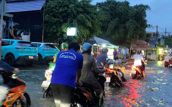 Tuổi trẻ thành phố xung kích hỗ trợ người dân ứng phó triều cường