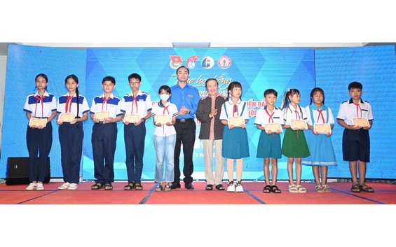 Lan tỏa yêu thương từ Lễ trao học bổng Vừ A Dính và CLB “Vì Hoàng Sa – Trường Sa thân yêu” năm học 2025–2026 tại Cà Mau