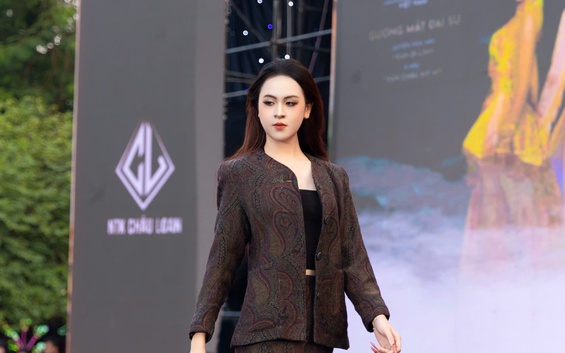 Người mẫu Nguyễn Thảo Nguyên: sinh viên xuất sắc Đại học Thương Mại “hóa thân” thành nữ thần  trên sàn diễn Hà Nội