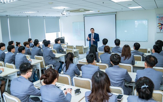 Sinh viên một trường đại học tại TP.HCM được giảng dạy quản trị khách sạn - nhà hàng bởi hiệu trưởng các trường hàng đầu thế giới