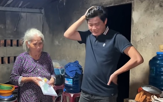 Cụ bà sập nhà vì lũ, trùm Điền Quân tới cho tiền gấp đôi, nói một điều