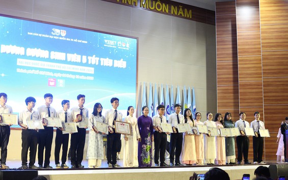 Đại học Quốc gia - Hồ Chí Minh tuyên dương Cán bộ trẻ tiêu biểu và Sinh viên 5 tốt năm 2025