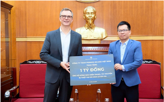 Pernod Ricard Việt Nam trao tặng 1 tỷ đồng hỗ trợ đồng bào miền Trung, Tây Nguyên bị thiệt hại do mưa lũ gây ra

