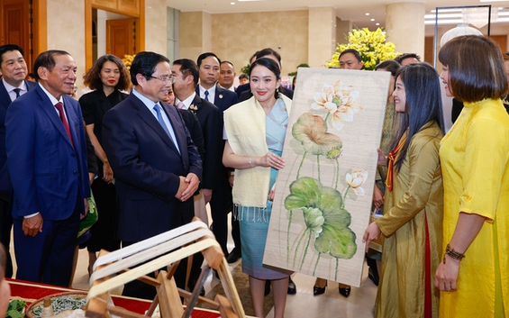Thủ tướng Phạm Minh Chính cùng Thủ tướng Thái Lan tham quan triển lãm sản phẩm thủ công mỹ nghệ Việt Nam
