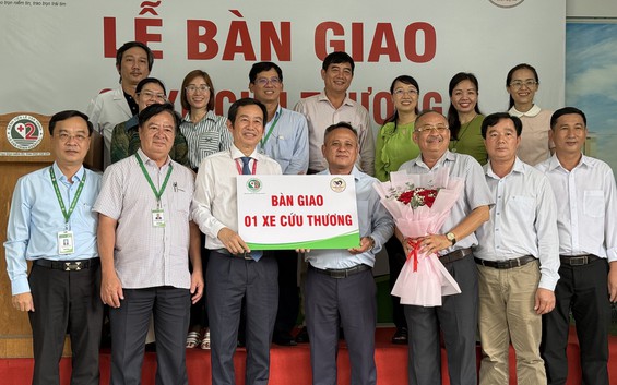 Tiên phong trong hợp tác chăm sóc sức khỏe tâm thần: Bệnh viện Lê Văn Thịnh bàn giao xe cứu thương hỗ trợ Trung tâm Điều dưỡng tâm thần Tân Định
