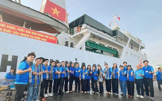 Thành phố Hồ Chí Minh khởi hành chuyến công tác thăm cán bộ, chiến sĩ và nhân dân vùng biển Tây Nam, Nhà giàn DK1/10