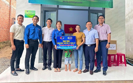 Trao tặng công trình "Ngôi nhà 15 tháng 10" cho hộ gia đình đồng bào dân tộc Chơro